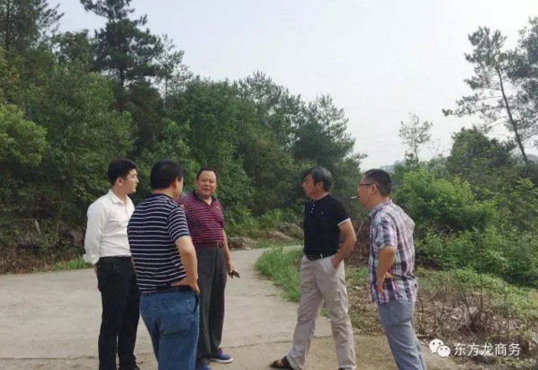 陪同金銀花種植深加工投資選址項目方考察湖南慈利縣,達(dá)成合作共識,三方共同簽訂投資意向協(xié)議 陪同金銀花種植深加工投資選址項目方考察湖南慈利縣,達(dá)成合作共識,三方共同簽訂投資意向協(xié)議