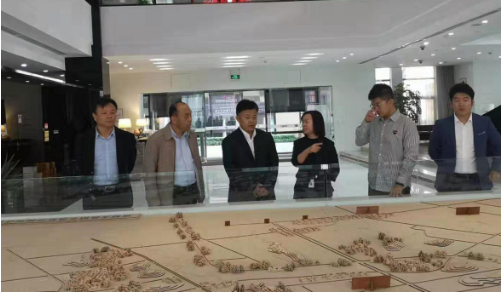陪同政府園區(qū)赴特色田園綜合體投資選址項(xiàng)目方對(duì)接考察，達(dá)成繼續(xù)推進(jìn)意向