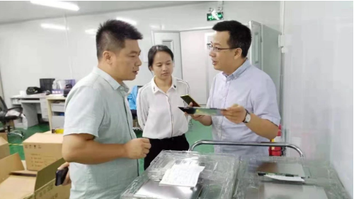 深圳分公司陪同政府園區(qū)赴高端顯示屏投資選址項(xiàng)目方對(duì)接考察，全面加快項(xiàng)目建設(shè)進(jìn)度