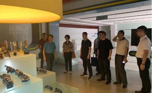 陪同政府園區(qū)對接考察新能源物流車投資選址項目，增強(qiáng)汽車制造業(yè)支撐力度