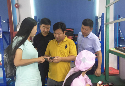 陪同政府園區(qū)對接考察智能終端產(chǎn)業(yè)鏈投資選址項目方，雙方達(dá)成多項合作共識