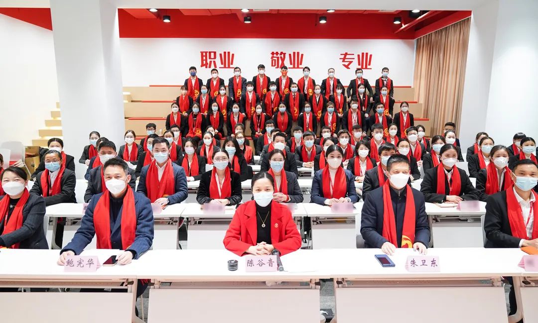 凝心聚力擔使命，奮楫揚帆新征程！東方龍商務集團舉行2022年度總結(jié)暨表彰大會