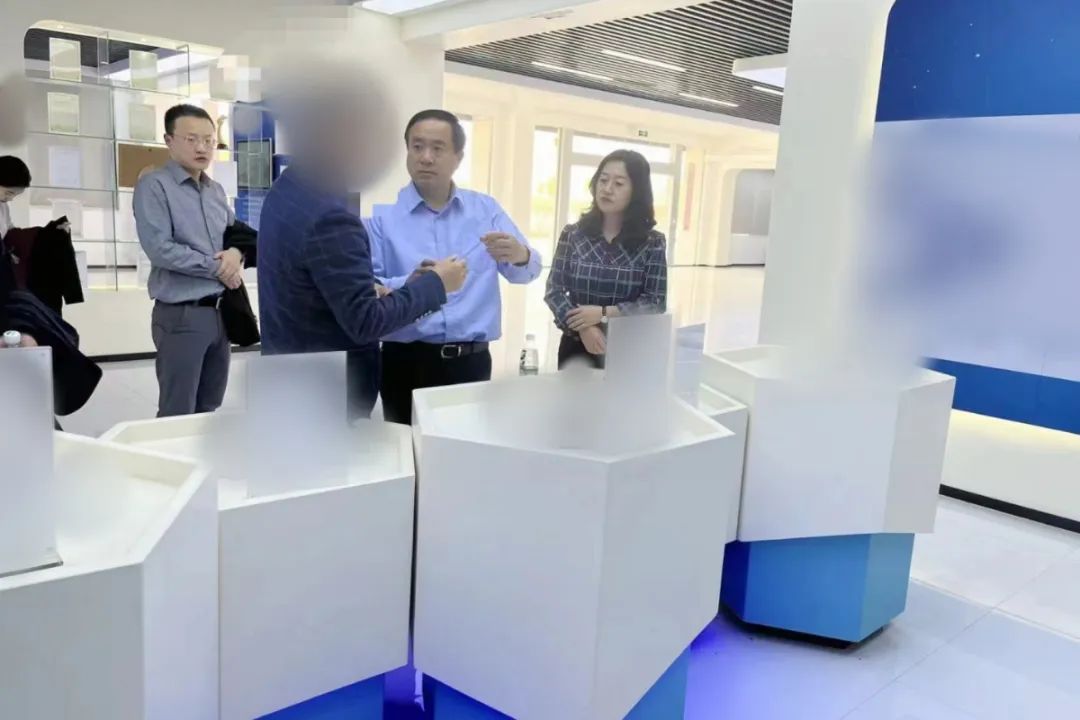 老牌制造商，為富士康等知名企業(yè)長(zhǎng)期供貨！四川某地方政府實(shí)地對(duì)接高端光電材料配件生產(chǎn)投資選址項(xiàng)目