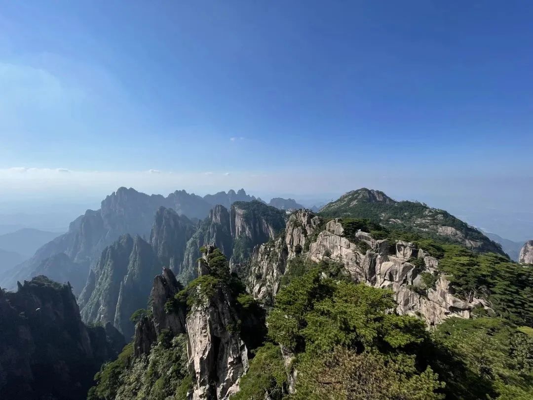東方龍商務與春天有個約會！集團100余人赴安徽黃山“團建”，太嗨了！“奔跑二季度”——我們準備好了！
