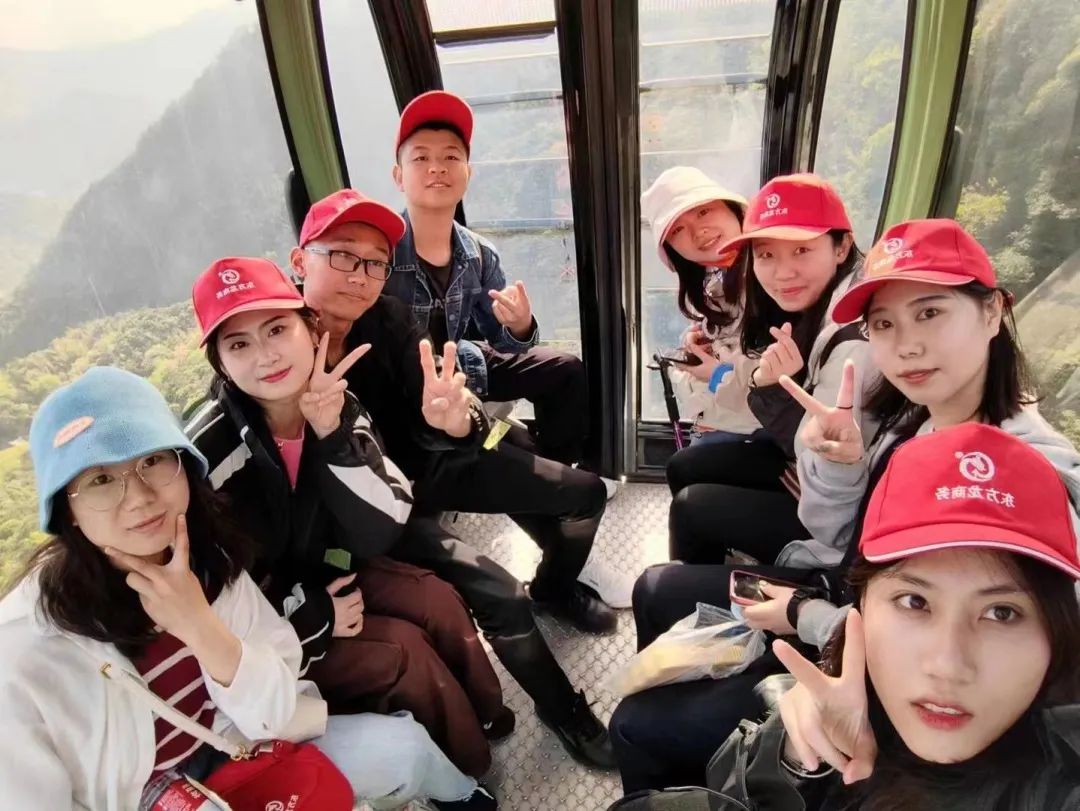 東方龍商務與春天有個約會！集團100余人赴安徽黃山“團建”，太嗨了！“奔跑二季度”——我們準備好了！