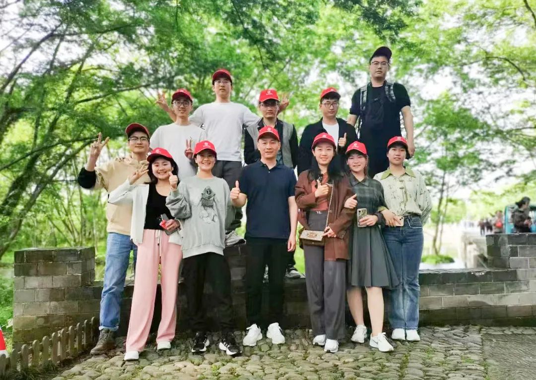 東方龍商務與春天有個約會！集團100余人赴安徽黃山“團建”，太嗨了！“奔跑二季度”——我們準備好了！