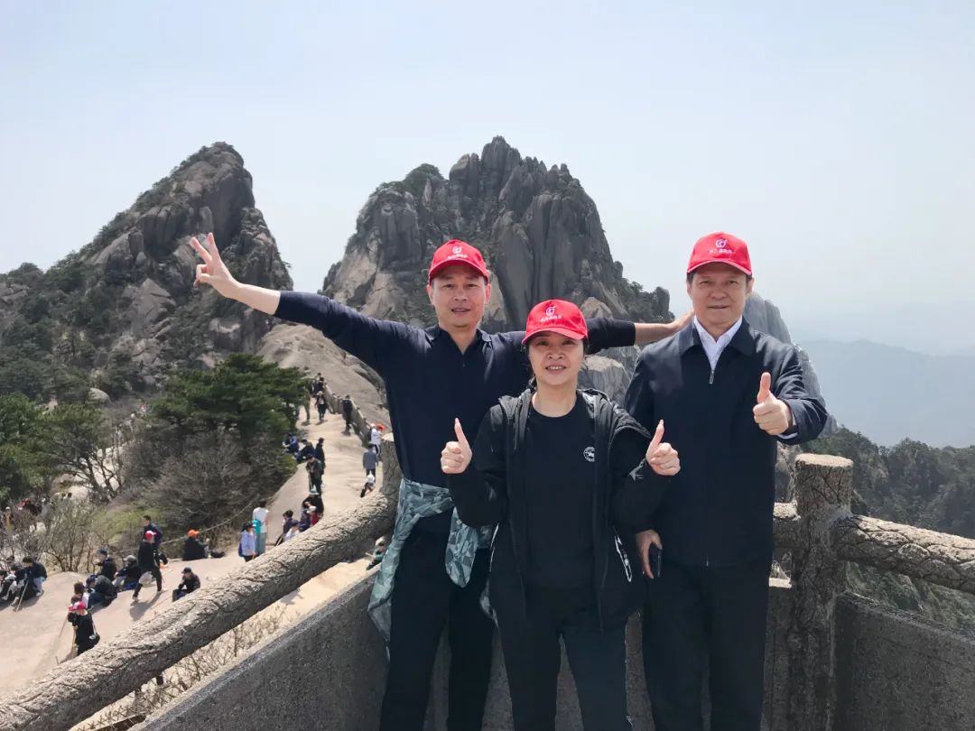 東方龍商務與春天有個約會！集團100余人赴安徽黃山“團建”，太嗨了！“奔跑二季度”——我們準備好了！