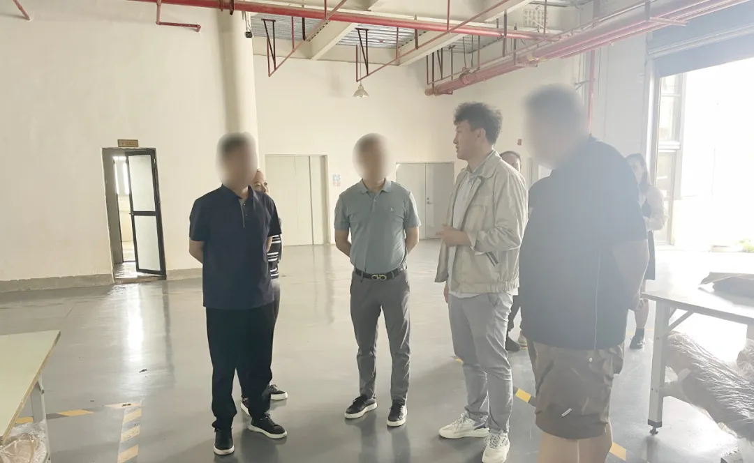 與國內(nèi)外一線服飾品牌長期合作！戶外服飾擴(kuò)建投資選址項(xiàng)目方反向考察云南某地方政府